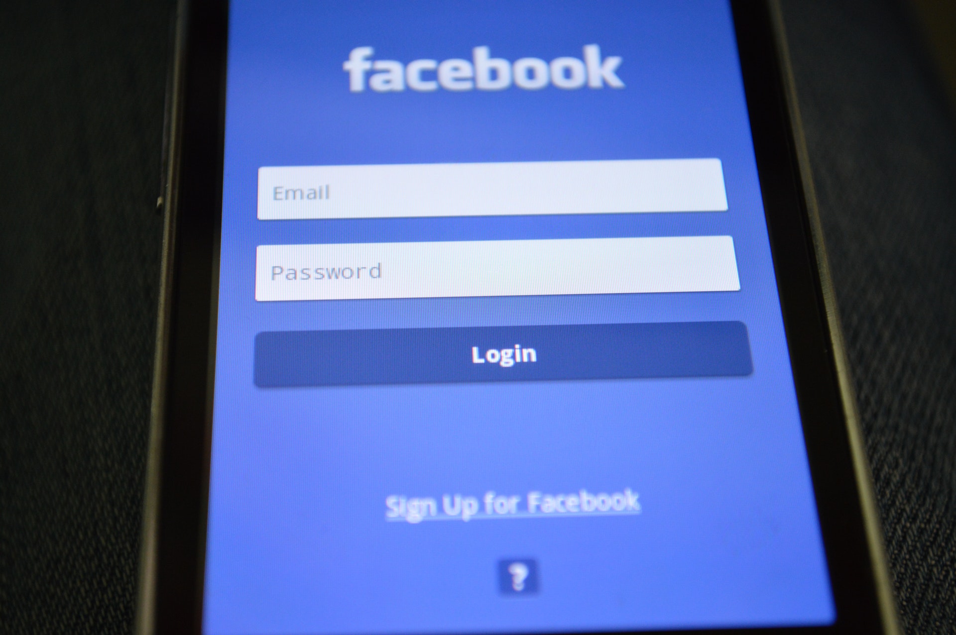 E’ reato accedere al profilo facebook del coniuge anche se si conoscono le credenziali